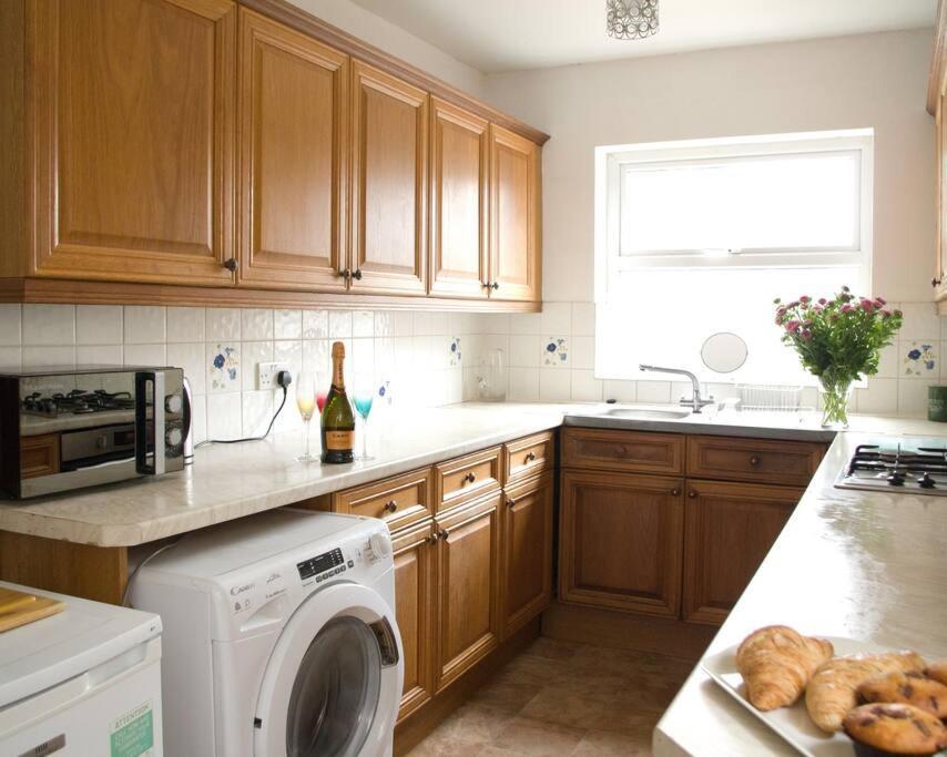 City Centre 4 Bedroom House 윈체스터 외부 사진