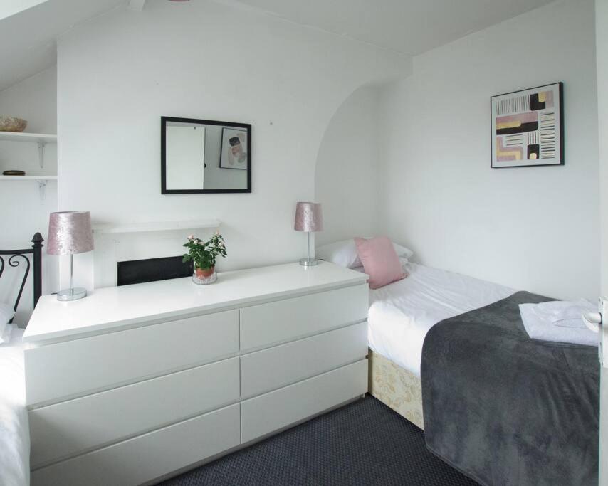 City Centre 4 Bedroom House 윈체스터 외부 사진